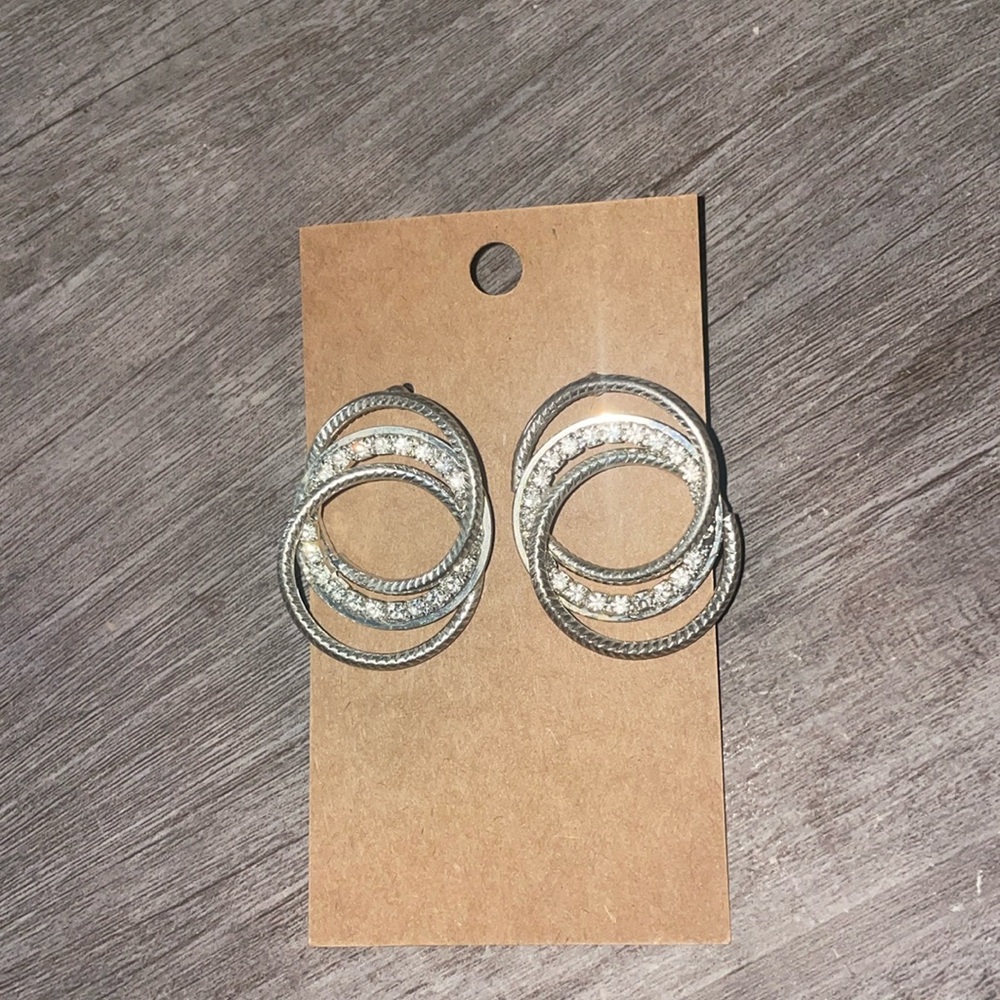 Encircled stud rhinestone earrings